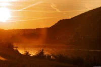 Schmilka im Sonnenuntergang, schräges Gegenlicht, sehr stimmungsvolles Lensflare, APS-C. Carl Zeiss Jena Sonnar 3.5/135 Elbe Schmilka Abendsonne