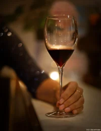 Hier bilden die Pailletten ein schönes Bokeh, f/2, Vollformat. Helios-44 Weinglas Bokeh