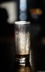 Glas mit Schaum im Gegenlicht, Offenblende, Vollformat. Olympus f/1.4 50mm Glas Bokeh