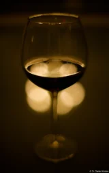 Das übliche Weinglasfoto, Vollformat, f/1,4. Olympus Zuiko 1.4/50 Weinglas Offenblende Rotwein Reflektion Bokeh