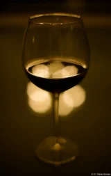 f/2,0. Olympus Zuiko 1.4/50 Weinglas Rotwein  Bokeh