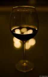 f/2,8. Olympus f/1.4 50mm  Rotwein Reflektion Bokeh