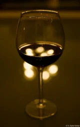 f/4. Olympus Zuiko 1.4/50 Weinglas Rotwein Reflektion