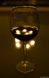 f/5,6. Weinglas Rotwein Reflektion Bokeh Olympus