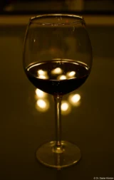 f/8. Olympus Zuiko 1.4/50  Weinglas Rotwein Bokeh