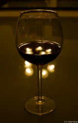 f/11. Olympus f/1.4 50mm Weinglas   Reflektion Bokeh
