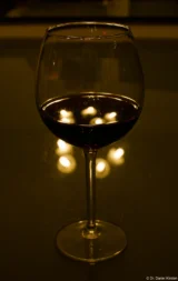 f/16. Olympus Zuiko 1.4/50  Rotwein Reflektion Bokeh