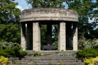 Denkmal in Leuna, Yashica DSB 1.9/50, APS-C. Yashica DSB 50mm f/1.9 Leuna Denkmal