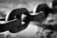 Kette an einem Schiffanleger in Dresden, f/2, APS-C. Helios-44-2 Kette Bokeh Schwarzweiß Black and White