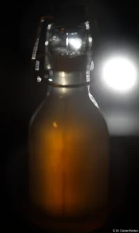 Extreme Bokeheffekte im Gegenlicht, f/2.8, Vollformat. Carl Zeiss Jena Tessar f/2.8 Bokeh Flasche