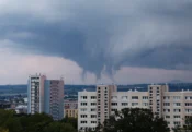 Ohne Bearbeitung sieht es weniger dramatisch aus. Tornado Wirbelsturm Dresden