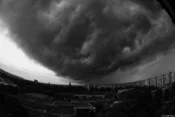 Der gleiche Wolkenwirbel wenige Minuten später mit dem Pentax Asahi Fish-Eye-Takumar 4/17. Fisheye Takumar 4/17 Tornado Wirbelsturm Dresden Schwarzweiss