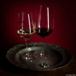 Ringe mit Weingläsern. Weinglas Hochzeit Ringe Eheringe Trauringe