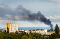 Brand im ehemaligen Gebäude der Staatsoperette Dresden im Juni 2025. Die Farben wirken gespenstisch in der Abendsonne. Operette Feuer