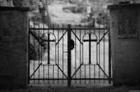 Der Eingang zum Friedhof Vesta, Orestegor 4/20, Vollformat. Orestegor 4/200 Friedhof Vesta SchwarzWeiß