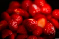 Die Erdbeeren ohne Deckel, das Bokeh ist grandios, Vollformat. Cyclop f/1.5 85mm Erdbeeren Swirly Bokeh