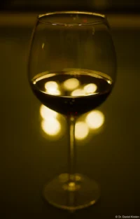 Die übliche Blendenreihe mit dem Rotweinglas, hier mit f/2.8 (Vollformat). Carl Zeiss Jena Tessar f/2.8 50mm Offenblende Weinglas Bokeh Reflektion Stimmung Spiegelung