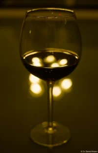 Hier sind bereits bei f/4 Fünfecke am Fuß und deutlich am oberen Ende des Stils zu erkennen. Carl Zeiss Jena Tessar 2.8/50 Weinglas Bokeh Rotweinglas Reflektion Stimmung Spiegelung