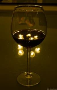 f/22 Carl Zeiss Jena Tessar f/2.8 50mm Bokeh Rotwein Rotweinglas Reflektion Stimmung Spiegel