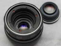 Die vordere Linsengruppe ist abgeschraubt und gibt den Blick in das Innere frei. Helios-44 offen
