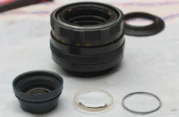 Die Frontlinse ist herausgenommen. Rechts ist der Abstandsring zu sehen. Helios-44M Umbau