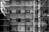 Gerüst an einem Wohnblock, Carl Zeiss Jena Sonnar 3.5/135, Vollformat. Sonnar 3.5/135 Gerüst Hochhaus SchwarzWeiss