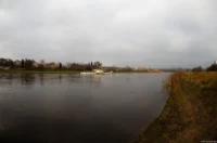 Dampfer nahe der Albertbrücke, die Wasserfläche wirkt riesig. Fish-eye Takumar 17mm f/4 Damper Elbe Weitwinkel