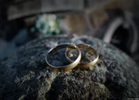 Es ist grundsätzlich möglich, Makros mit dem Objektiv aufzunehmen. Eine wirkliche Ästhetik haben die Fotos m.E. nicht. Fisheye-Takumar 4/17 Trauringe Eheringe Hochzeit