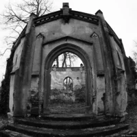 Das Foto entfaltet erst in Schwarz-Weiß seine Wirkung. Nossen Friedhof monochrom Fish-eye Takumar 4/17