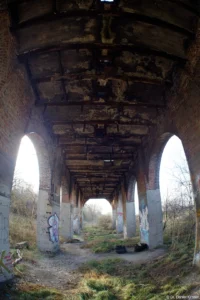 Hier zeigen sich deutliche Schwächen des Objektivs. Die hellen Bereiche bilden extreme Halos. Die Decke war unterbelichtet und musste in der Nachbearbeitung aufgehellt werden. Fish-eye Takumar 4/17 Kreuzgang Lützen