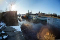 Schiffsanleger in Dresden. Es haben sich massive Lensflares gebildet. Fisheye-Takumar 4/17 Dampfer Pillnitz Lensflare