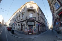Eine bekannte Straßenecke in der Dresdner Neustadt. Fish-eye Takumar 4/17 Dresden Böhmische Rothenburger Straße