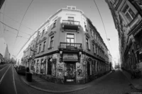 Eine bekannte Straßenecke in der Dresdner Neustadt. Das Motiv wirkt in Schwarz-Weiß wesentlich stimmungsvoller. Fisheye-Takumar 17mm f/4 Dresdner Neustadt