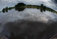 Durch einen kleinen Schwenk verläuft das andere Ufer am oberen Rand wodurch der Fish-Eye-Effekt sehr deutlich zu sehen. Der Steg in den unteren Ecken ist nur unwesentlich größer geworden. Fish-eye Takumar 4/17 Radebeul Panzersteg