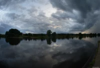 Am Panzersteg in Radebeul. Auf dem Foto ist der Fish-Eye-Effekt kaum zu erkennen, weil die einzige längere Linie (das gegenüberliegende Ufer) durch die Bildmitte verläuft. In den unteren Ecken ist der Steg zu sehen. Fisheye-Takumar 17mm f/4 Panzersteg Radebeul
