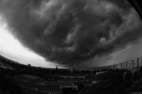 Wolkenformation mit UV-Filter fotografiert und auf Schwarz-Weiß bearbeitet. Pentax Asahi Fish-eye-Takumar 4/17 neutraler Filter