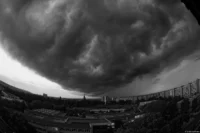 Die gleiche Wolkenformation mit Rotfilter fotografiert und auf Schwarz-Weiß bearbeitet. Fish-eye Takumar 17mm f/4 Rotfilter Unwetter