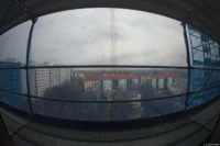 Blick durch das Baugerüst. Durch die langen Linien am Bildrand ist der Fish-Eye-Effekt sehr deutlich zu sehen. Pentax Asahi Fish-eye-Takumar 4/17 Baugerüst