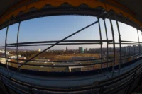 Blick von meinem Balkon im März 2026. Pentax Asahi Fish-eye-Takumar 17mm f/4 Dresden Johannstadt Gerüst