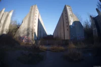 Fish-Eye-Takumar 4/17, f/4. Das gesamte Foto ist unscharf, das Graffiti links vom Zaun wirkt blass und milchig. Fisheye-Takumar 17mm f/4 Wüsteneutzsch