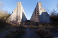 Bereits bei f/1.8 hat das Sigma Arts 1.8/14 eine bessere Detailzeichnung als das Fish-Eye-Takumar 4/17 bei f/4, wie man vor allem an den Strukturen des Betons erkennen kann. Auch das Graffiti wirkt kräftiger und schärfer. Sigma Arts 1.8/14 Schleusenruine