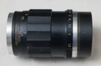 Mountadapter und Vorwahlring sind abmontiert. Im Aluminium sind die Druckstellen der Madenschrauben zu erkennen. Petri C.C 2.8/135