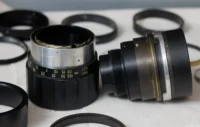 Der optische Teil ist aus der Fokusschnecke herausgeschraubt. Petri C.C 135mm 2.8