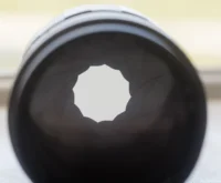 Die Blende mit Ninjasternmuster. Kuribayashi Blende 2.8/135 shuriken