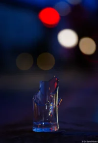 Lichter an einem zerbrochenen Glas, f/2.8, Vollformat. Petri C.C 135mm f/2.8 Glasscherben