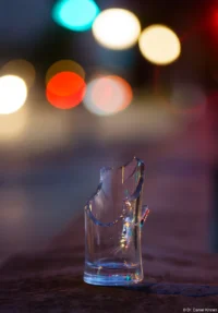 Lichter an einem zerbrochenen Glas, f/2.8, Vollformat. Petri C.C 2.8/135 Reflektion