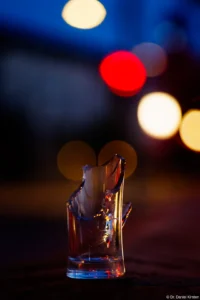 Lichter an einem zerbrochenen Glas, f/2.8, Vollformat. Kuribayashi 135mm f/2.8 Glas