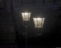 Hier erkennt man die Probleme des Objektivs bei Gegenlicht. Die Lampen überstrahlen das gesamte Foto, f/2.8, Vollformat. Petri C.C 2.8/135 Laternen
