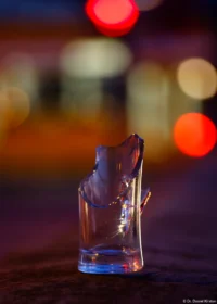 Lichter an einem zerbrochenen Glas, f/2.8, Vollformat. Petri C.C 135mm f/2.8 Glas Bokeh
