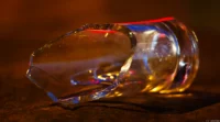 Lichter an einem zerbrochenen Glas, f/2.8, Vollformat. Petri C.C 135mm f/2.8 Zerbrochenes Glas